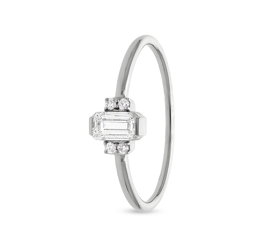 Повседневное кольцо из белого золота изумрудной формы с бриллиантом круглой огранки