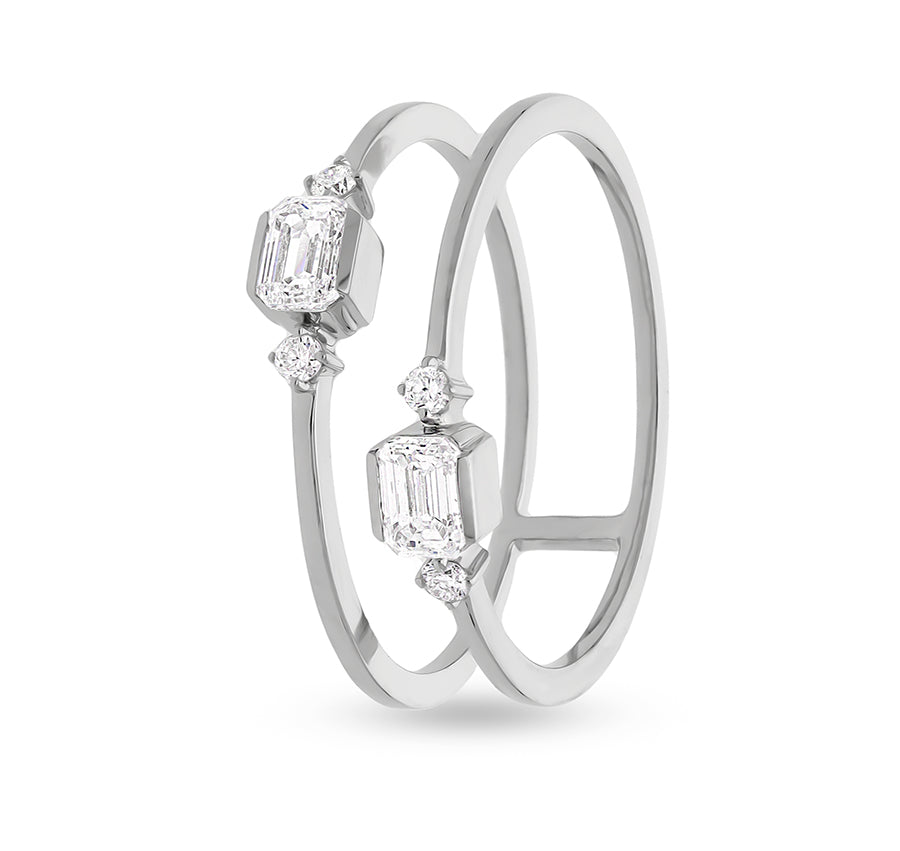 Повседневное кольцо изумрудной формы и натурального бриллианта круглой огранки из белого золота