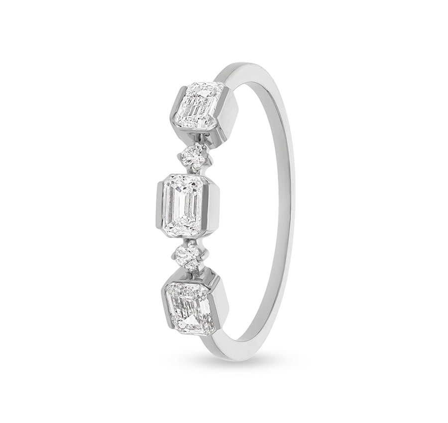 Ikdienas gredzens ar trīsreiz smaragda un divreiz apaļiem dabīgiem dimantiem baltā zelta