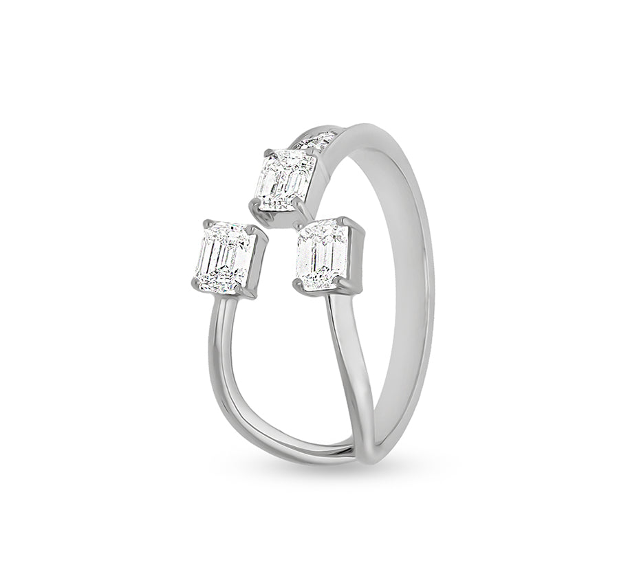 Scatter Pathway Три изумруда в форме повседневного кольца из белого золота с круглым натуральным бриллиантом