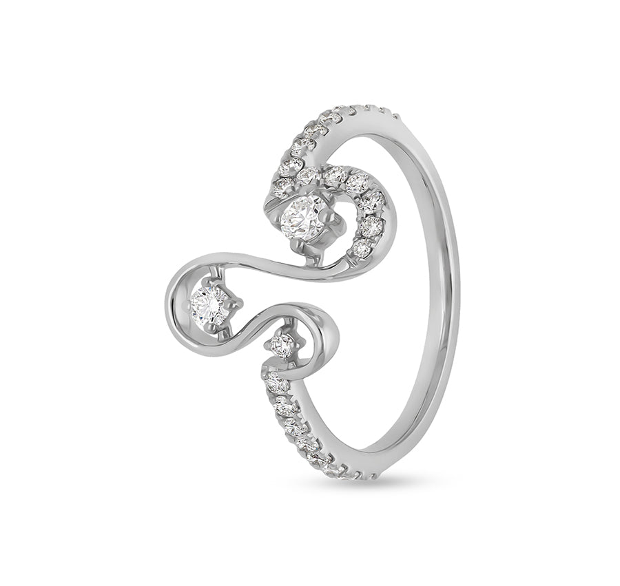 Повседневное кольцо из белого золота с бриллиантом круглой формы и зубцом в закрепке