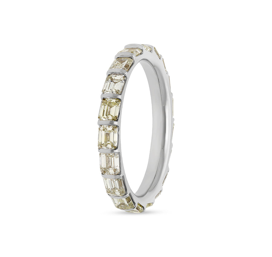 Женский браслет из белого золота с бриллиантом изумрудной формы и закрепкой в виде бруска