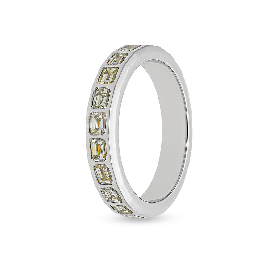 Женский браслет из белого золота с бриллиантом изумрудной формы и заподлицо в закрепке