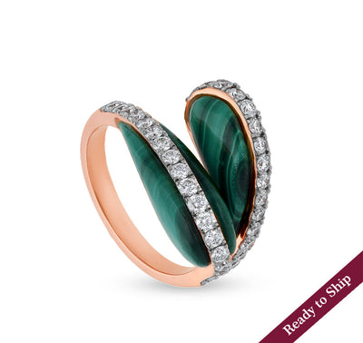 Кольцо из розового золота с эллипсоидным зеленым малахитом и бриллиантами на поверхности зубца, необычное кольцо 