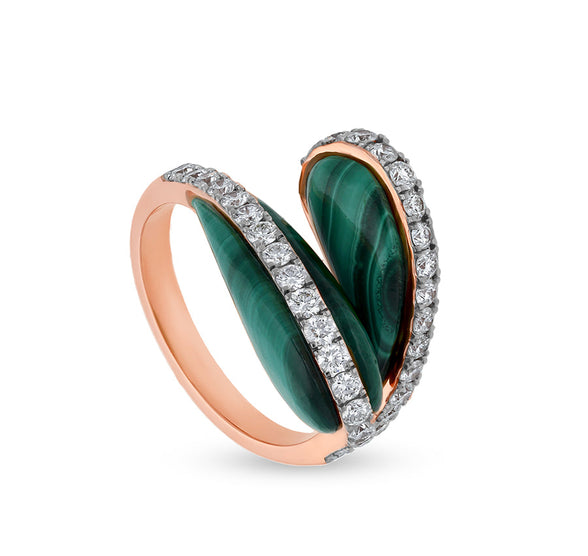 Кольцо из розового золота с эллипсоидным зеленым малахитом и бриллиантами на поверхности зубца, необычное кольцо 