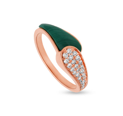 Кольцо из розового золота с зеленым малахитовым паве в комплекте с круглым натуральным бриллиантом 