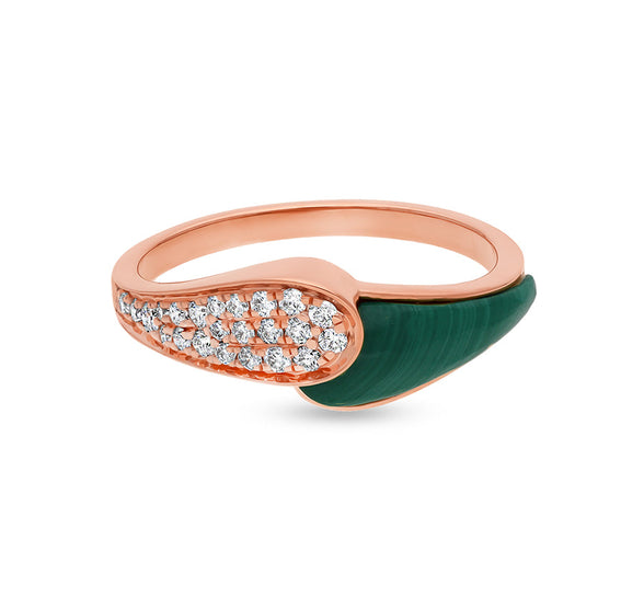 Кольцо из розового золота с зеленым малахитовым паве в комплекте с круглым натуральным бриллиантом 