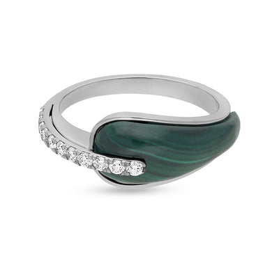 Повседневное кольцо из белого золота с зеленым малахитом и круглым натуральным бриллиантом 