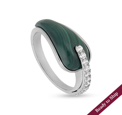 Повседневное кольцо из белого золота с зеленым малахитом и круглым натуральным бриллиантом 