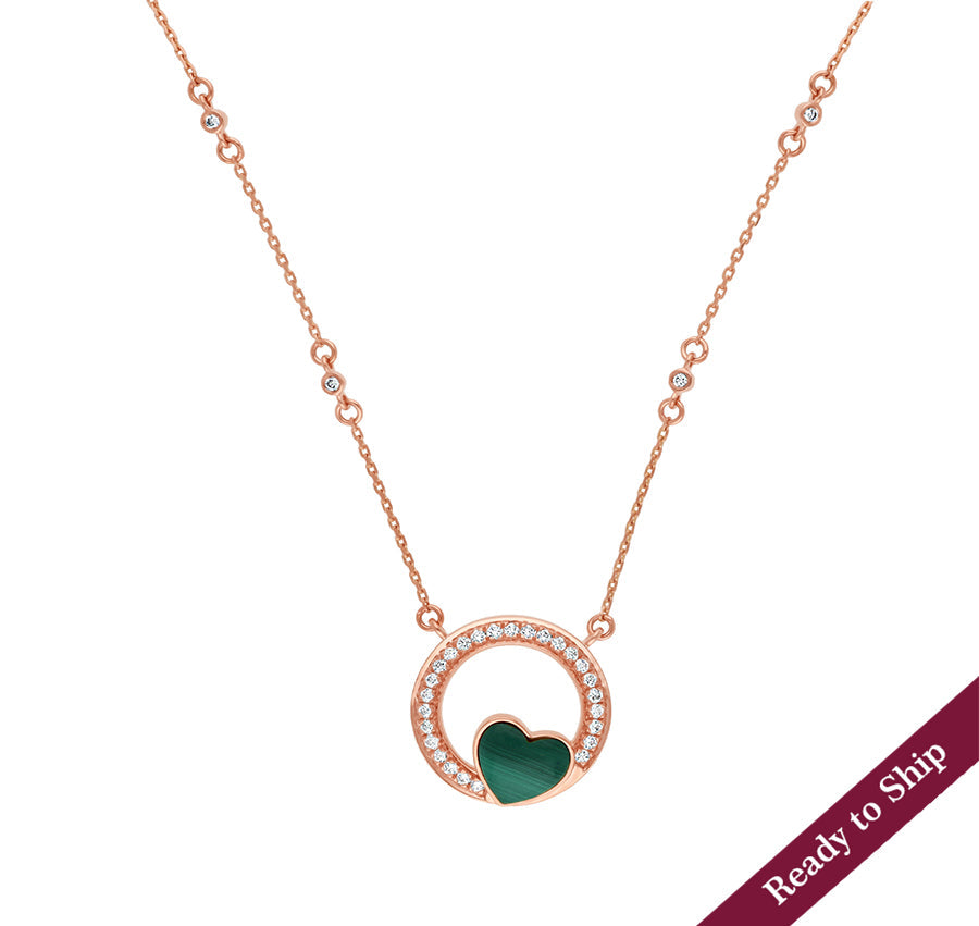 Ожерелье из розового золота с малахитовым зеленым сердцем круглой формы в центре 