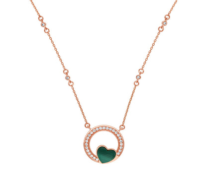 Ожерелье из розового золота с малахитовым зеленым сердцем круглой формы в центре 