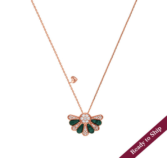 Круглый бриллиант грушевидной формы с необычным ожерельем из зеленого малахита из розового золота 