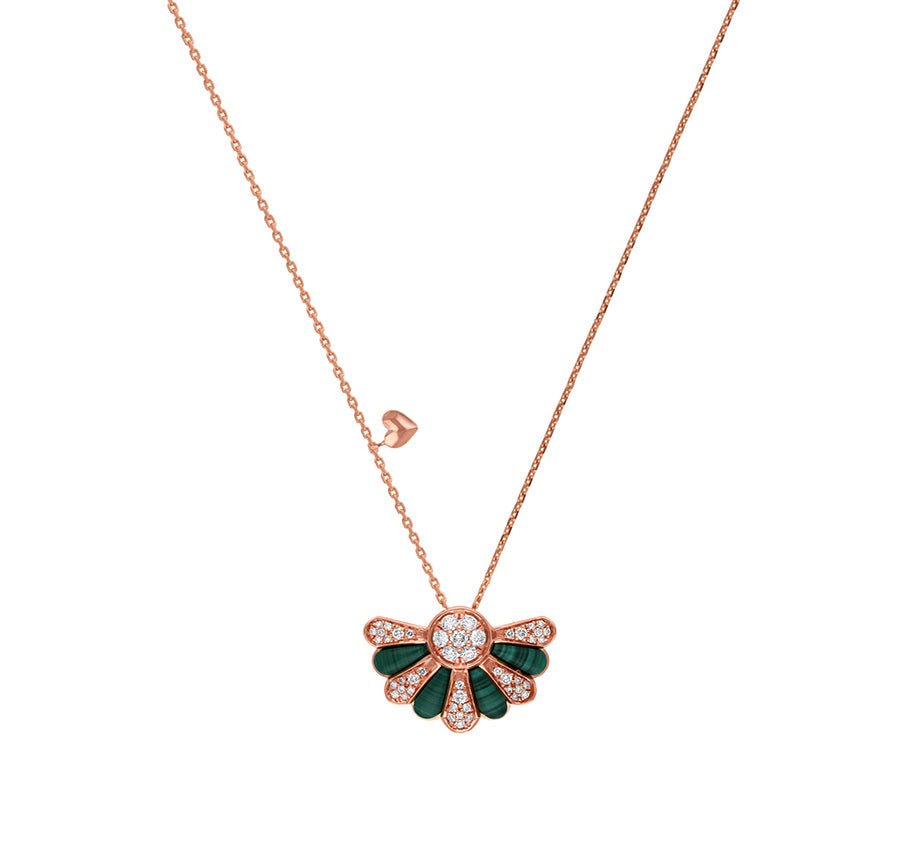 Круглый бриллиант грушевидной формы с необычным ожерельем из зеленого малахита из розового золота 