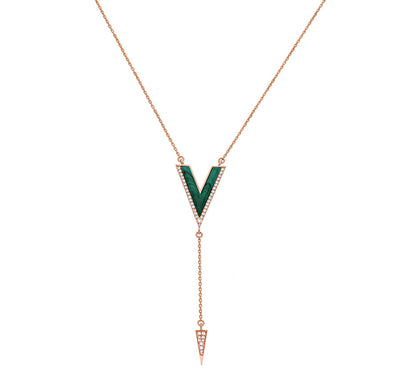 Ожерелье из зеленого малахита V-образной формы с круглым бриллиантом из розового золота 