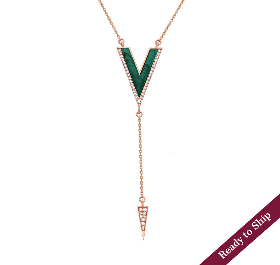 Ожерелье из зеленого малахита V-образной формы с круглым бриллиантом из розового золота 