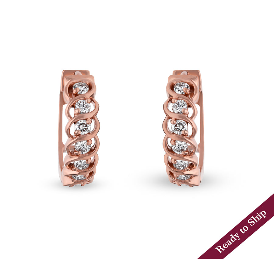 Серьги-кольца из розового золота с переплетенными бриллиантами круглой огранки и зубцами в закрепке 