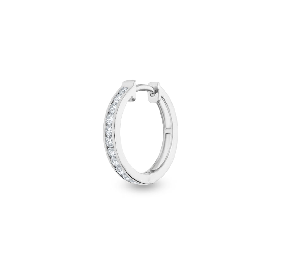 Серьги-кольца из белого золота с хрупким мерцающим круглым бриллиантом и канальной закрепкой 