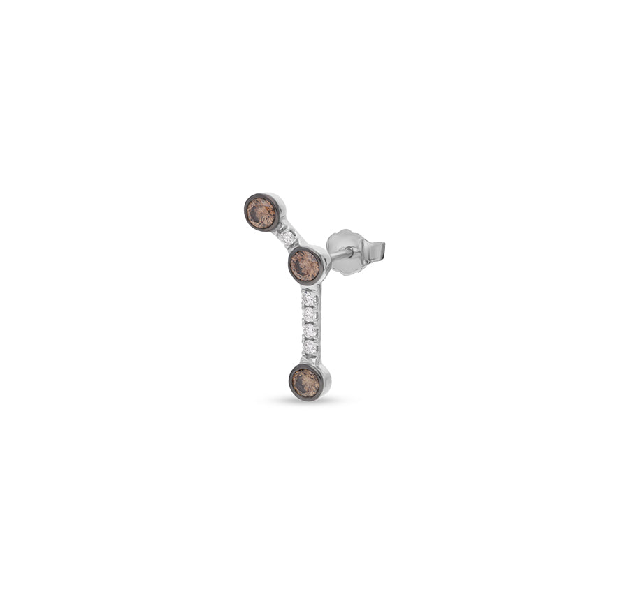 Серьги-гвоздики из белого золота с коричневым бриллиантом в форме молекулы и безелем 