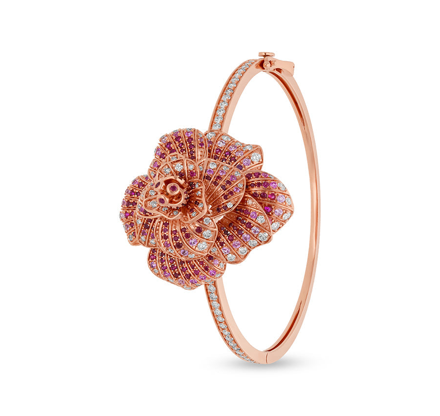 Нежный браслет с круглой застежкой из розового золота с цветочным принтом и бриллиантами 