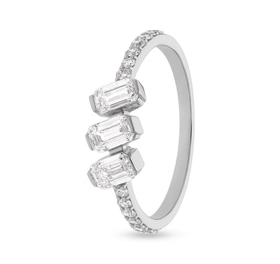 Повседневное кольцо из белого золота с тройным изумрудом и круглым натуральным бриллиантом 