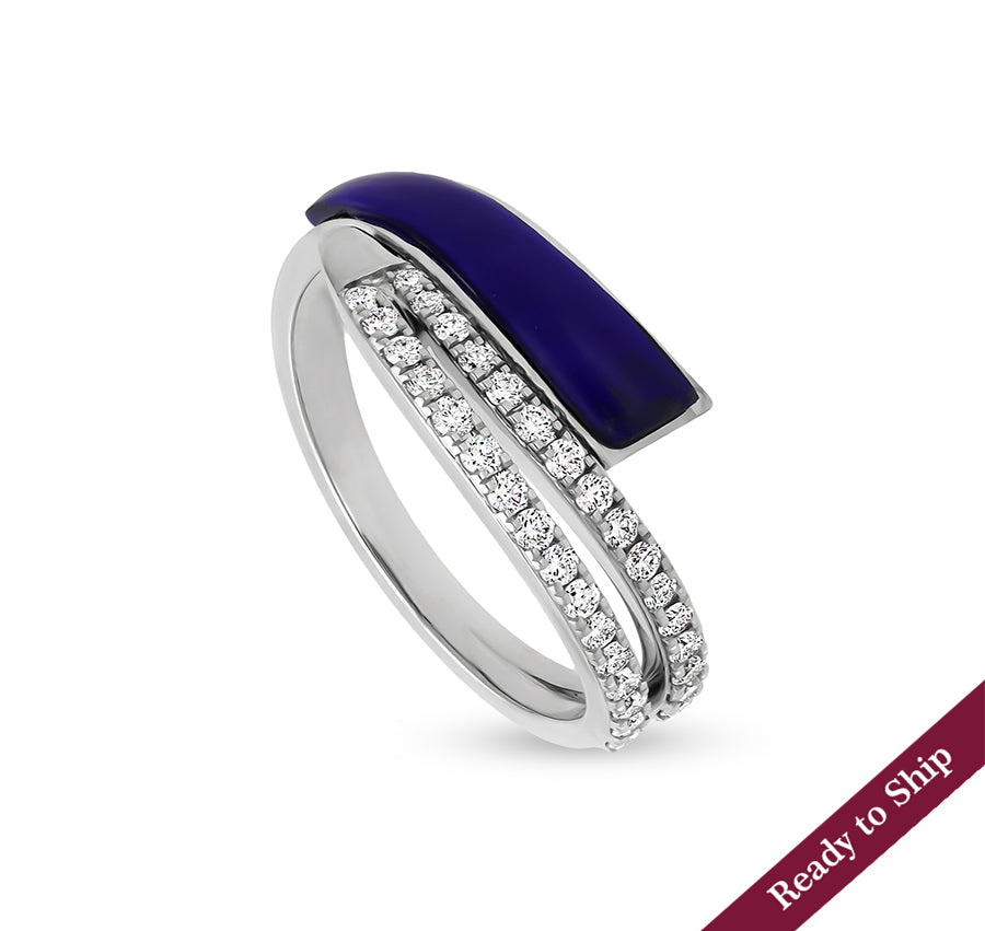 Повседневное кольцо из белого золота с темно-синим лазуритом и бриллиантом круглой огранки, украшенным 