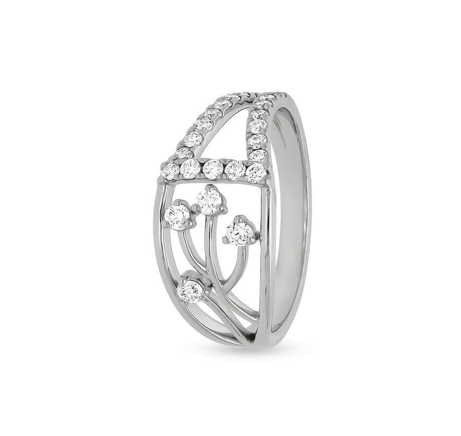Повседневное кольцо из белого золота с бриллиантом круглой формы и зубцом в закрепке 