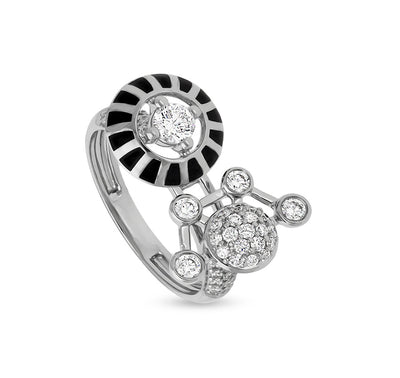 Коктейльное кольцо из белого золота с черной эмалью и круглым натуральным бриллиантом 