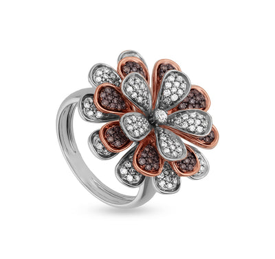 Круглое коктейльное кольцо в форме цветка ромашки с коричневым и белым круглым бриллиантом двух тонов 