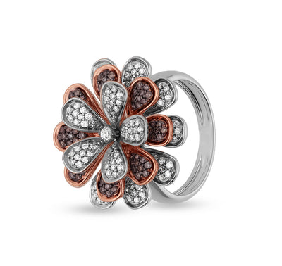 Круглое коктейльное кольцо в форме цветка ромашки с коричневым и белым круглым бриллиантом двух тонов 