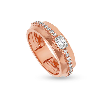 Повседневное кольцо из розового золота изумрудной формы с натуральным бриллиантом круглой огранки и закрепкой 