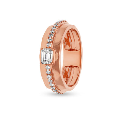 Повседневное кольцо из розового золота изумрудной формы с натуральным бриллиантом круглой огранки и закрепкой 
