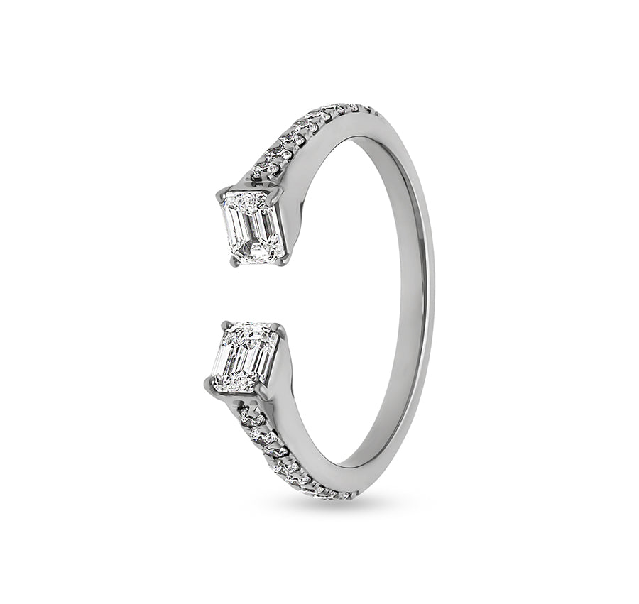 Форма двойного изумруда, открытый ремешок из белого золота с круглым натуральным бриллиантом 