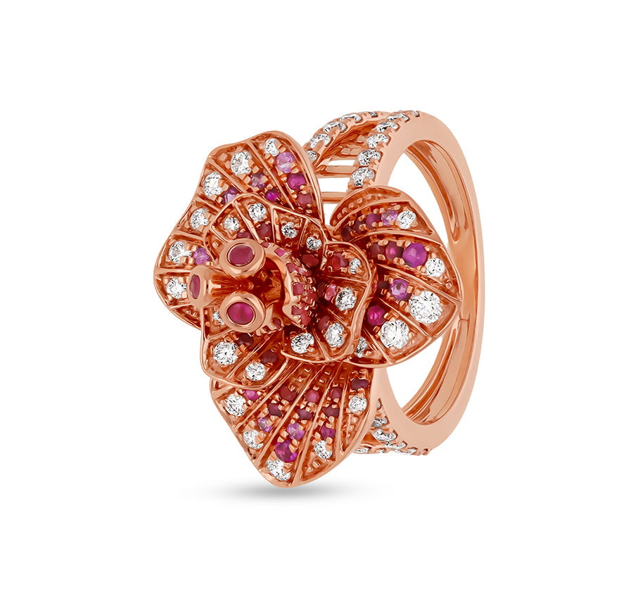 Коктейльное кольцо в форме цветка с рубином и бриллиантами из розового золота 