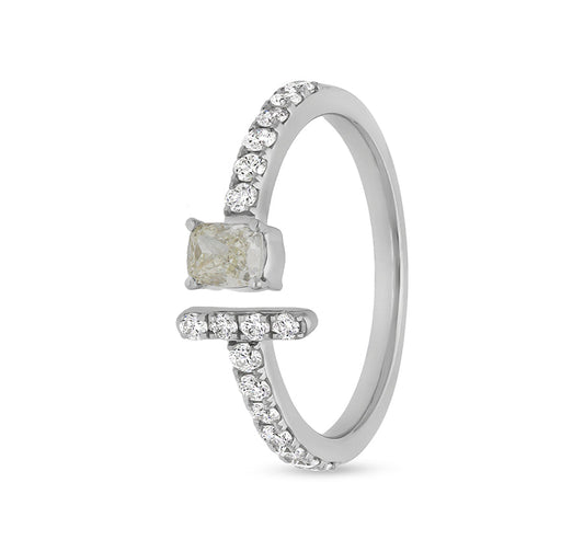 Повседневное кольцо из белого золота с натуральным бриллиантом круглой огранки и подушечкой 