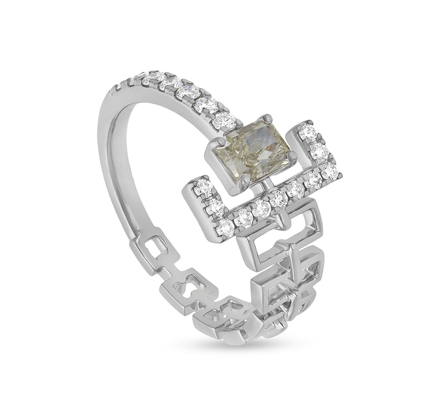 Стильное повседневное кольцо из белого золота с полуцепочкой круглой и изумрудной формы с бриллиантами 