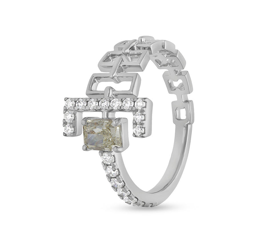 Стильное повседневное кольцо из белого золота с полуцепочкой круглой и изумрудной формы с бриллиантами 
