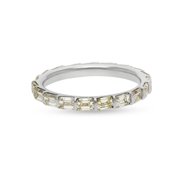 Женский браслет из белого золота с бриллиантами изумрудной формы и закрепкой в ​​виде бруска 