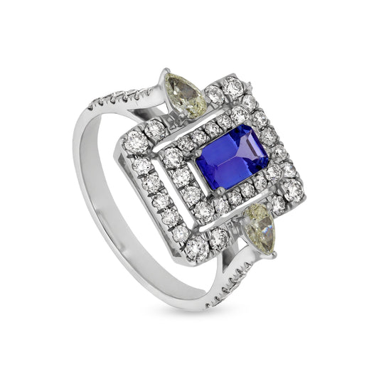 Обручальное кольцо из белого золота с синим танзанитом и бриллиантом грушевидной формы 