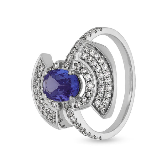 Коктейльное кольцо из белого золота с синим овальным камнем, круглым натуральным бриллиантом и зубцами в наборе 
