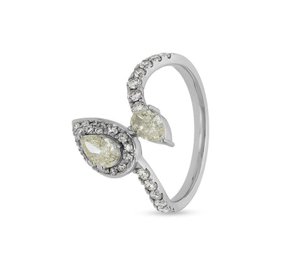 Повседневное кольцо из белого золота с бриллиантом круглой огранки и зубцом грушевидной формы 