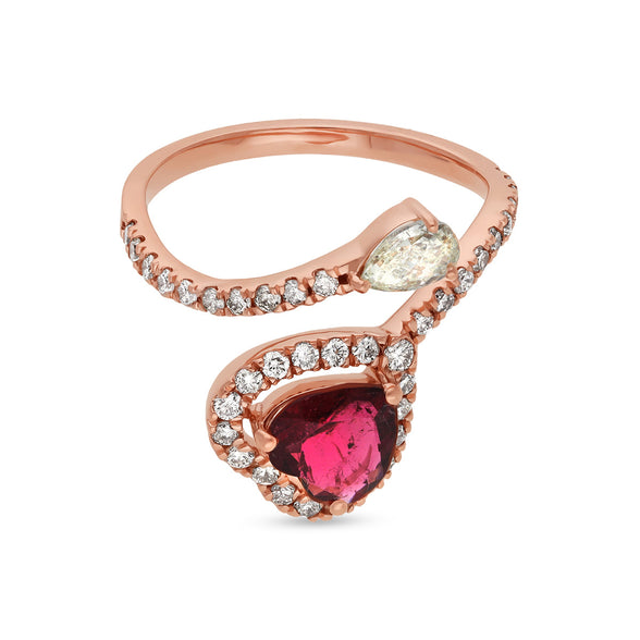 Обручальное кольцо из розового золота с розовым турмалином в форме сердца и бриллиантом грушевидной огранки 