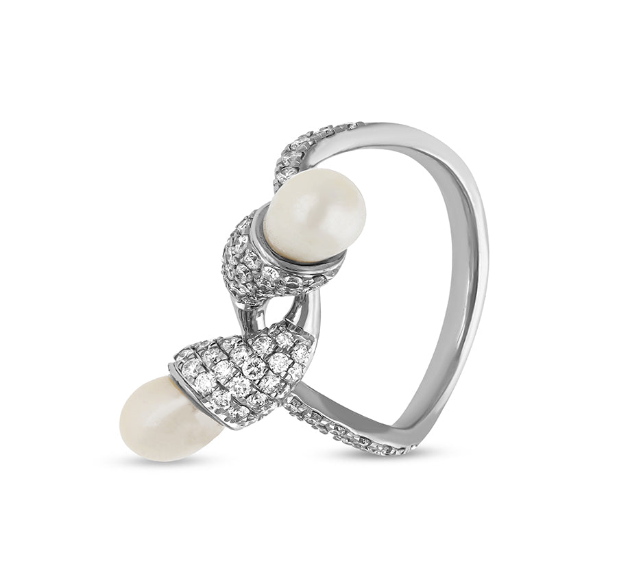 Коктейльное кольцо с круглым натуральным бриллиантом и белым жемчугом 
