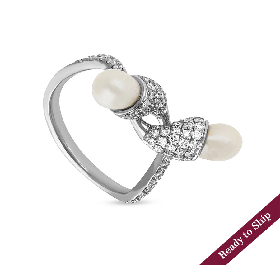 Коктейльное кольцо с круглым натуральным бриллиантом и белым жемчугом 