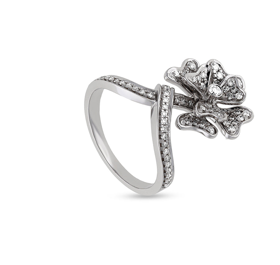 Коктейльное кольцо из белого золота с круглым натуральным бриллиантом в форме цветка 