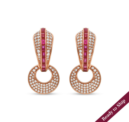 Серьги-кольца из розового золота с круглыми натуральными бриллиантами и розовым багетом 